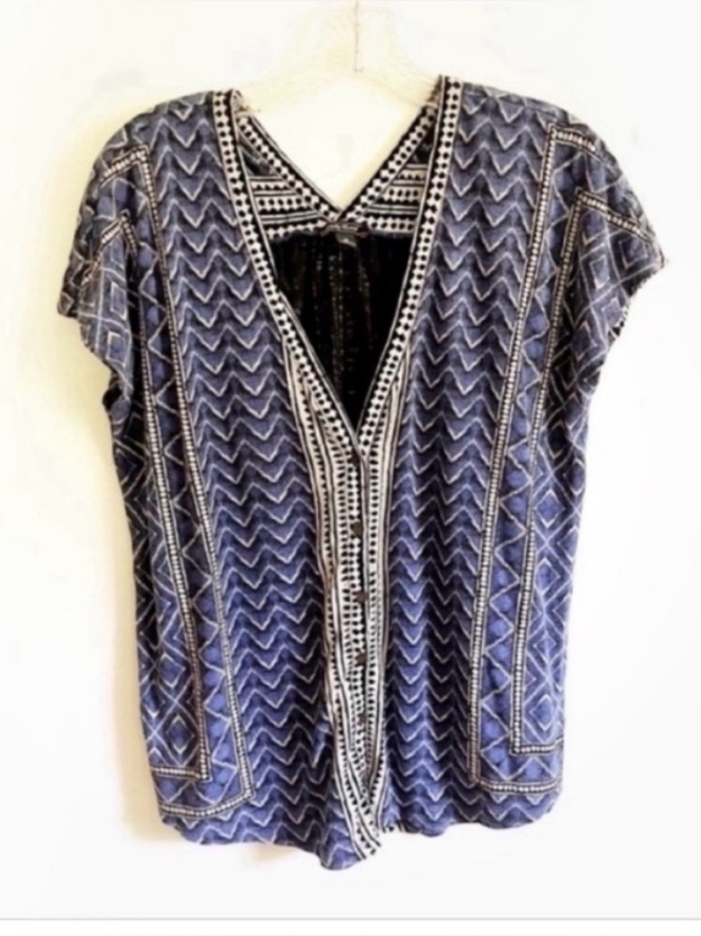Lucky Brand shirt blue white geometric v neck button front chevron